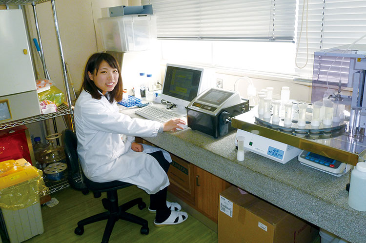 愛媛県産業技術研究所食品産業技術センター 勤務 応用化学科 卒業 酒井 美希さん(平成27年度卒業)